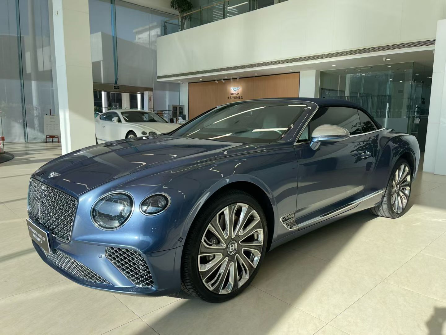 宾利欧陆蓝水晶4年开了不到1万公里