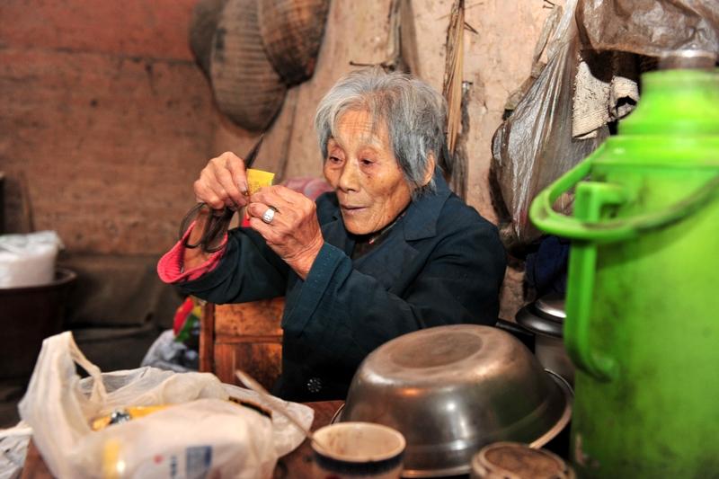 这“儿子殴打93岁母亲”的事儿后续真让人又气又欣慰。11月10日视频流传，画面里