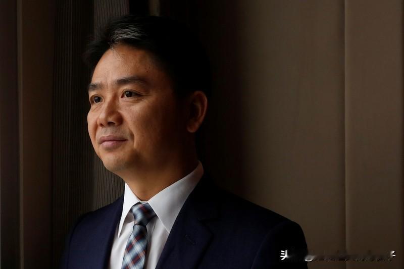 刘强东对家乡的感恩行为太值得点赞！1992年，18岁的他考上人大却凑不齐学费路费