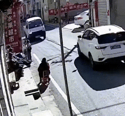 这孩子能长这么大也真不容易，家长就眼睁睁在旁边看着。