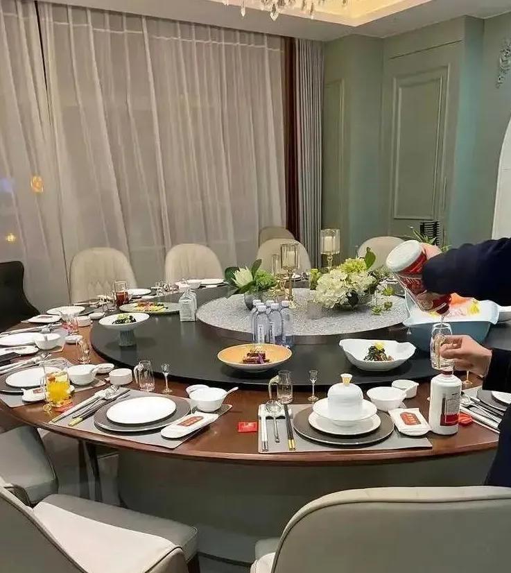 最近，对于违规吃喝的整治，感觉比十多年前八项规定出台时还要严厉。范围之广，
