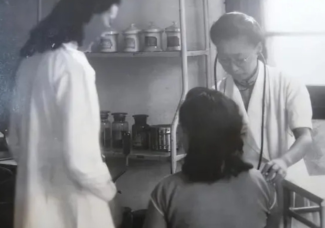 1949年，特务头子毛森，抓捕了一个交际花小姐，审讯时，毛森用刀划开她的衣服，轻