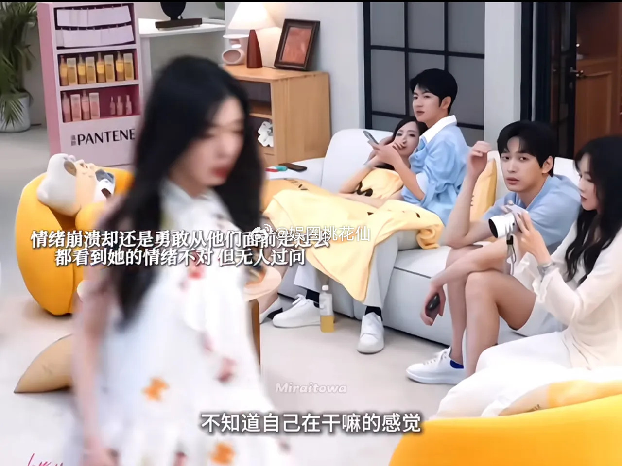 《半熟恋人》最新预告里，柳柳的决定让人意外——她选择爆灯离开。明明没有心动对象，