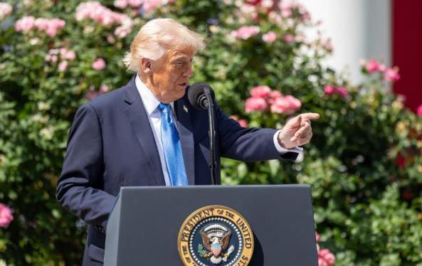 特朗普当了两回总统，终于发现一个问题：只要不跟中国对着干，美国就还是超级大国。