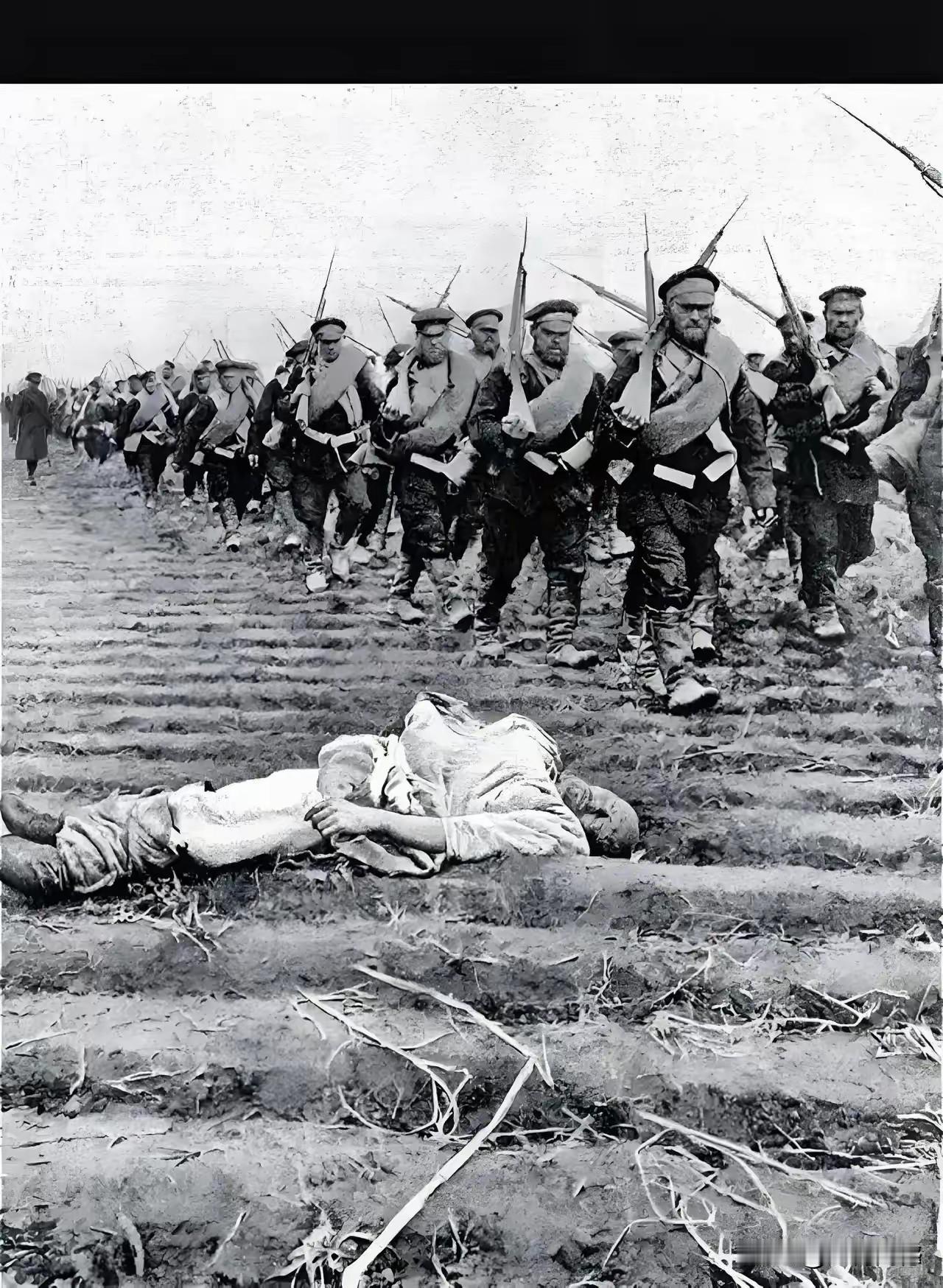 不知道这是哪一次战争，扛着枪在地下奔跑的这些人，感觉像是俄国人，而地下躺着的这个