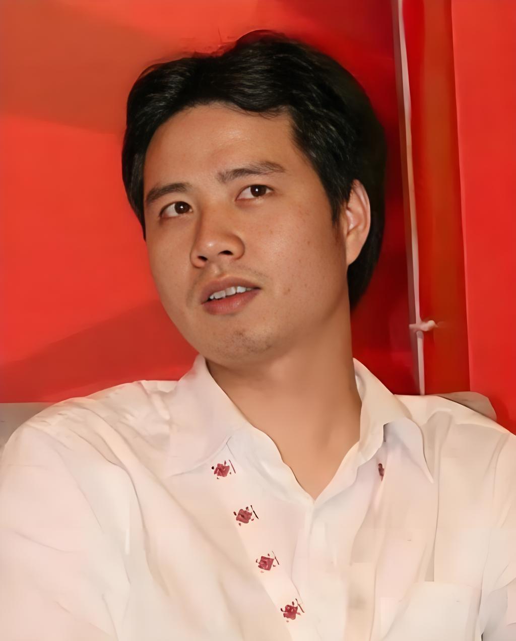 🌞2004年8月31日，广东兴宁25岁的李兴平签下收购协议，把自己一手做起