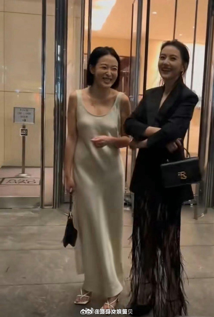 这种面料也就她敢穿了，小肚子好明显…稍微胖点也很尴尬