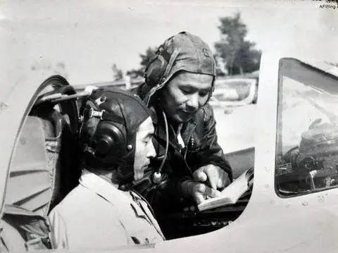 1967年，飞行员王柱书驾机歼敌，一时大意，投副油箱时误把减速伞给扔了，眼看敌机