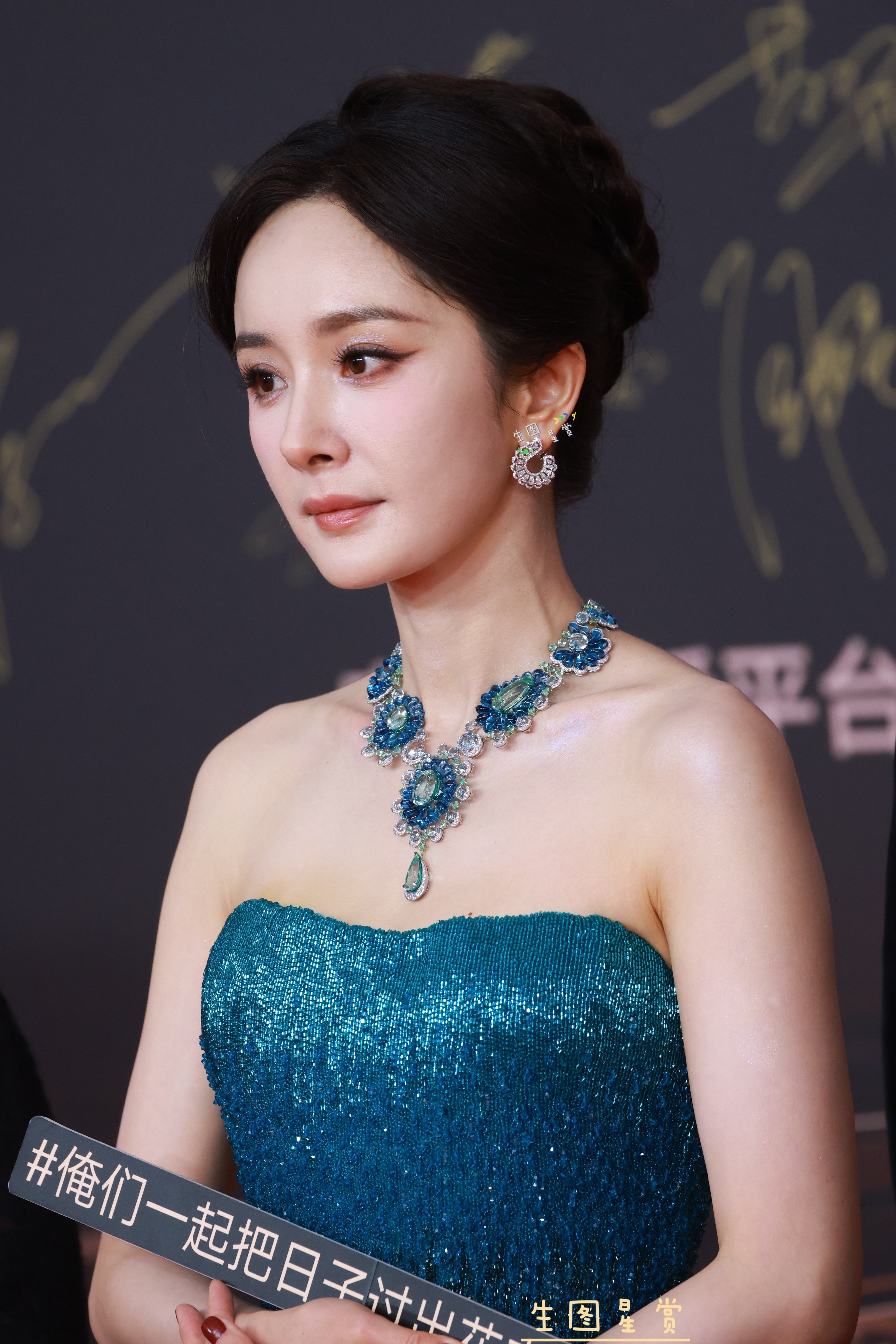 杨幂微博视界大会返图一抹蓝幂，权威美貌💙💙杨幂童瑶蒋欣三张权威的脸🦚杨幂