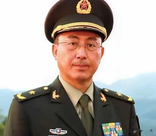 1985年，老山战场上，20岁小战士被炸伤，眼看敌人正冲过来。他丢下枪，匍匐爬去