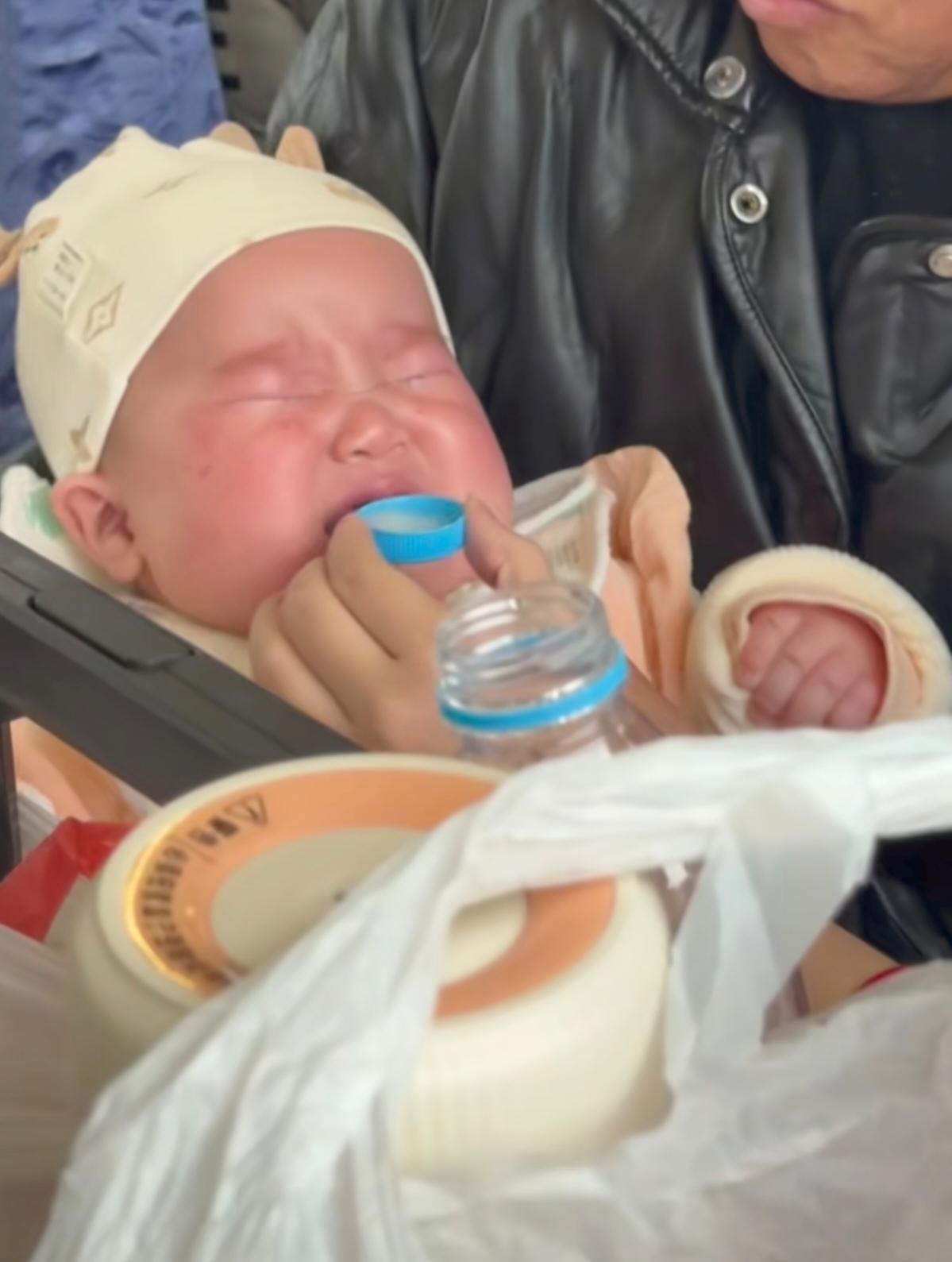 k234火车上，一名宝妈忘带奶瓶了，怀里的婴儿喝不到奶饿得哇哇直哭。宝妈急得都崩