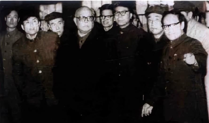 1985年3月17日，时任中共中央政治局常委、国家主席李先念视察贵州钢绳厂（现贵