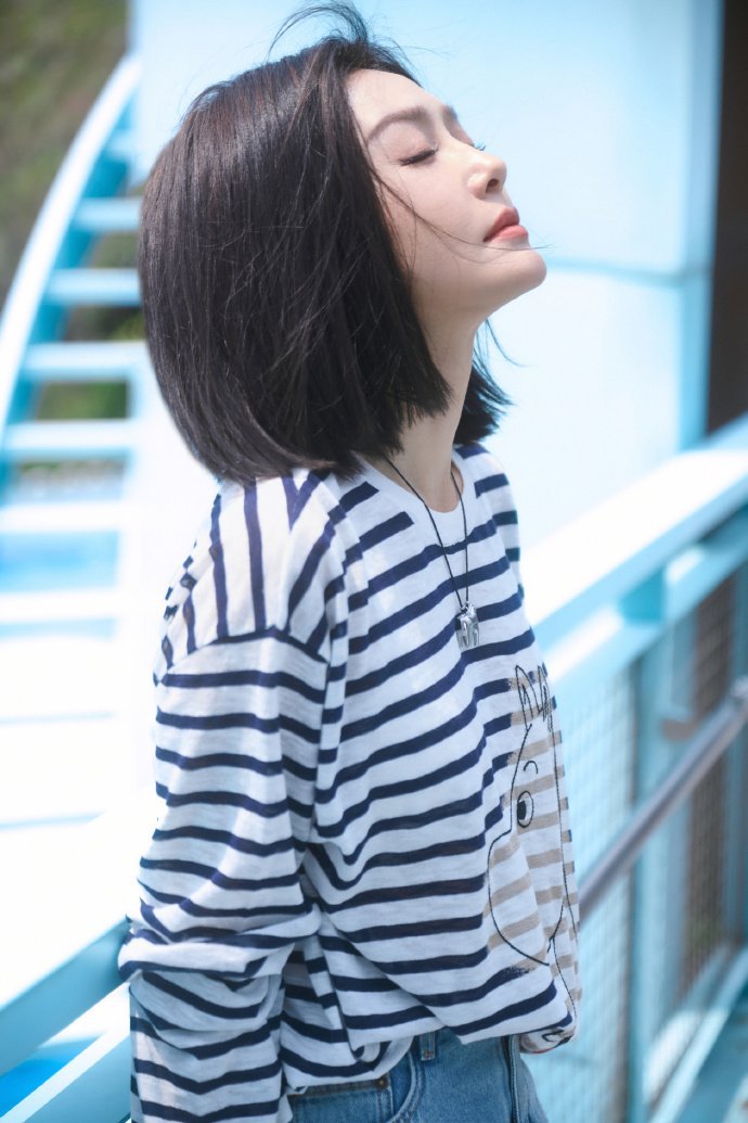 秦岚走秀没有不美的权利秦岚对谭松韵饭撒秦岚登台走秀气场全开，优雅又明艳，妥妥的秀