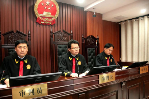 审判长李向阳主持庭审.