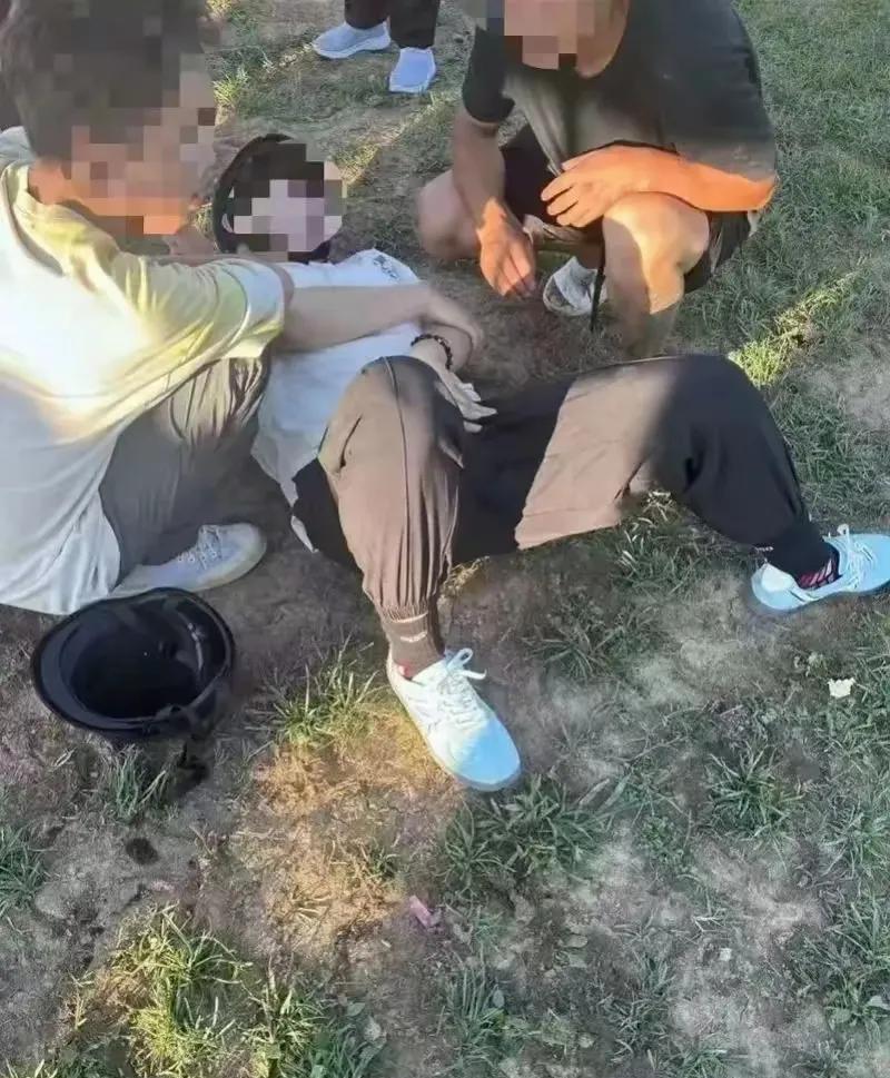 吉林白山，一男子去马场骑马，他走到马屁股后准备上马时，突然，工作人员大喊一声: