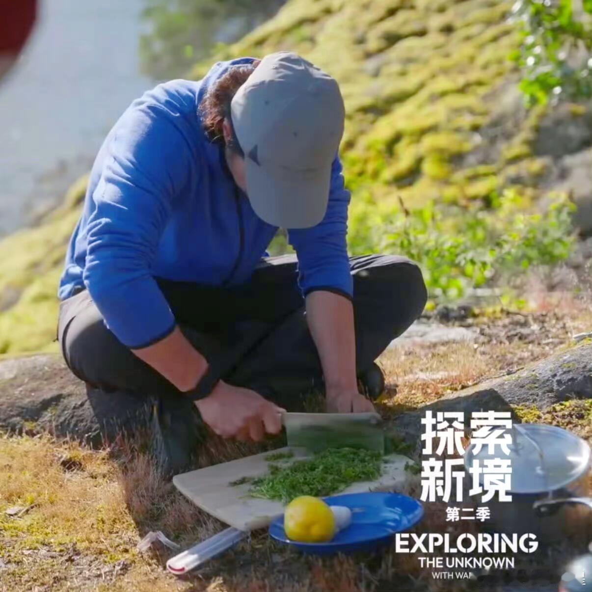 王一博吃个海鲜斧子都用上了王一博吃海鲜直接掏出斧子！继手撕生鸡后又整新活，没技巧