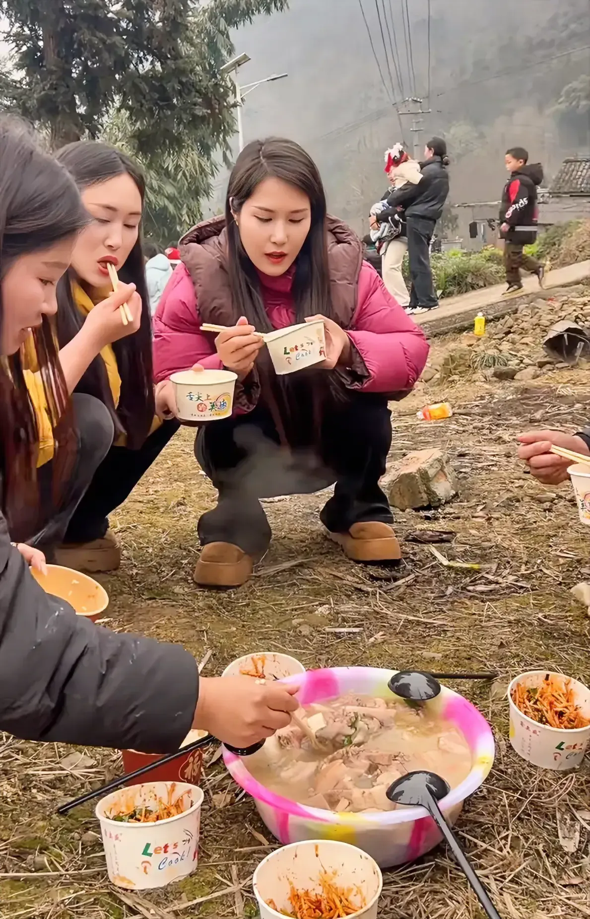 去朋友的老家玩，她们那习俗蹲地上吃饭，这情况我吃还是不吃？