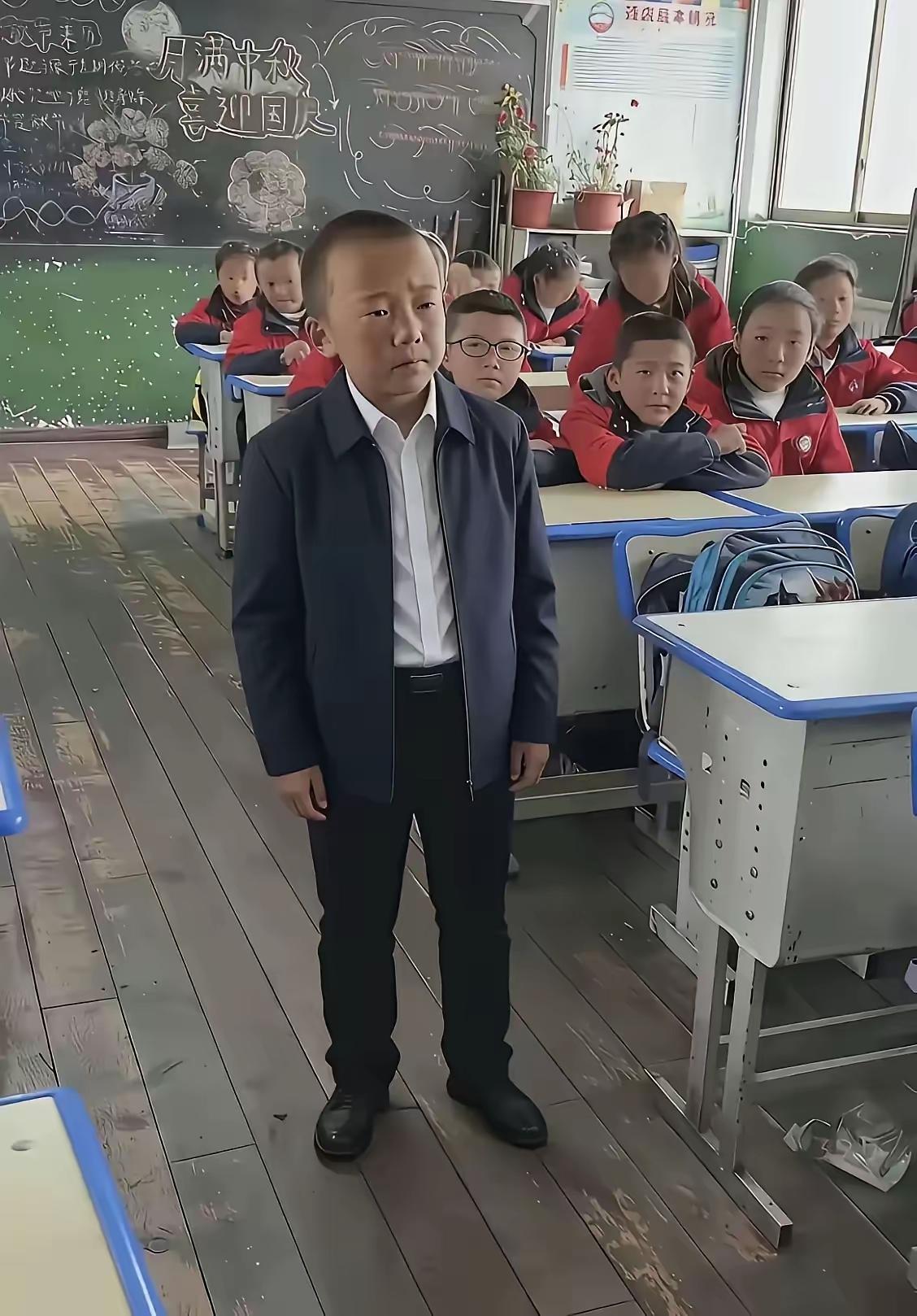 才上三年级的孩子，本来长的就老成。学校发的校服不穿，家长偏偏又给他穿这样的衣服