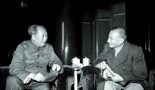 1966年8月8日，毛主席和陈云同志在天安门城楼上亲切交谈，这一天阳光