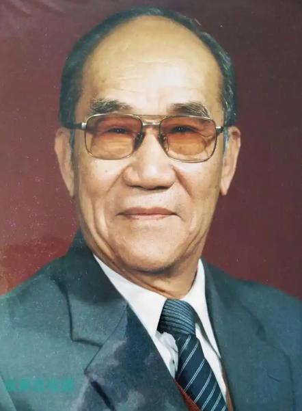 1950年，随着一夫一妻制的颁布，侯宝林召开家庭会议，看着泪流满面的妻子们，最