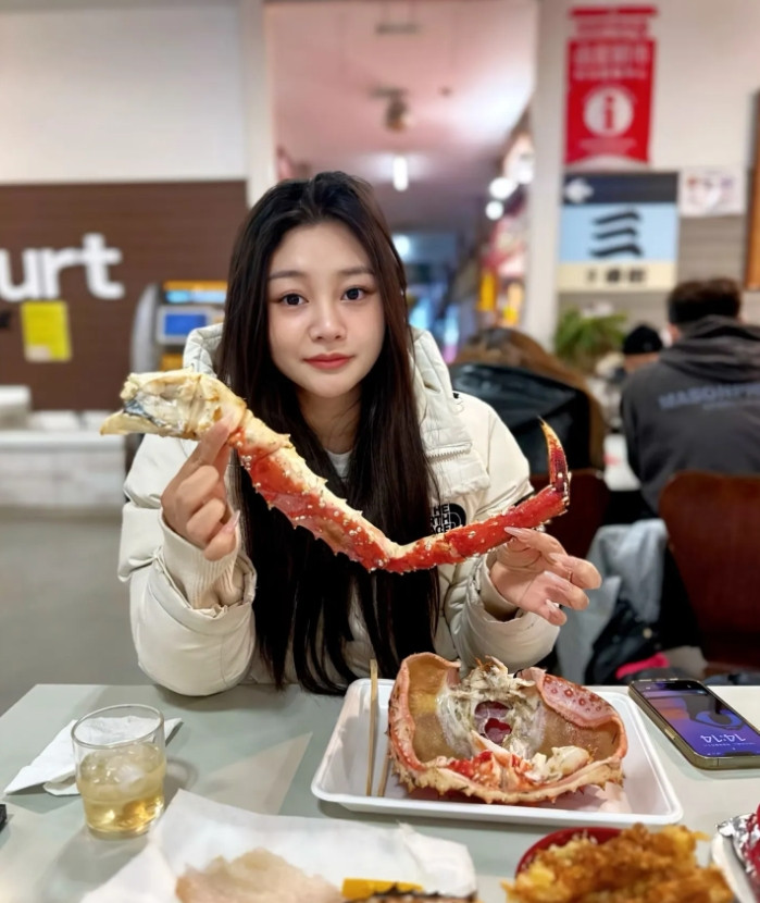周末儿子带女朋友回家吃饭，我答应了，中午吃饭的时候，他这女朋友一个人把一盆螃蟹干