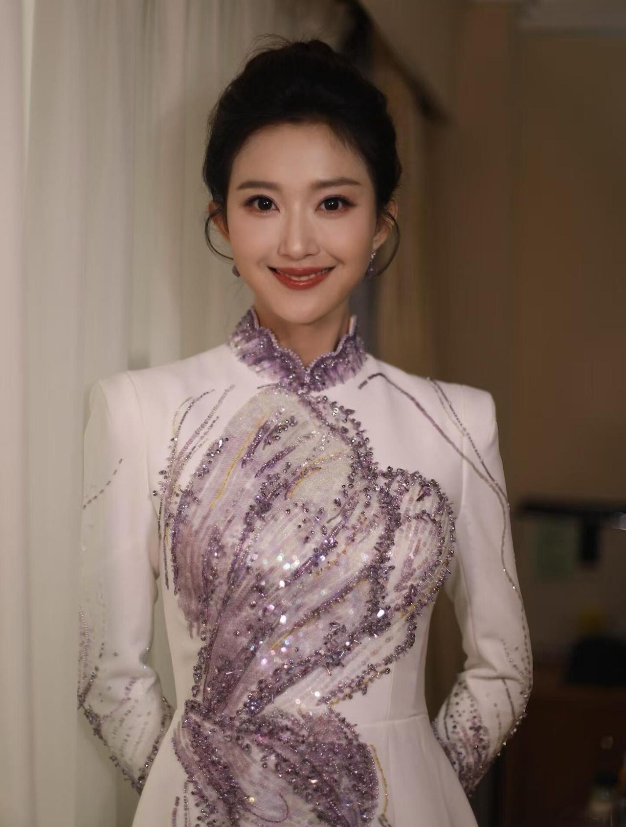 央视这两年新晋的主持人刘心悦在新生代美女里面，算是长相标志的一个人，不过还是没有