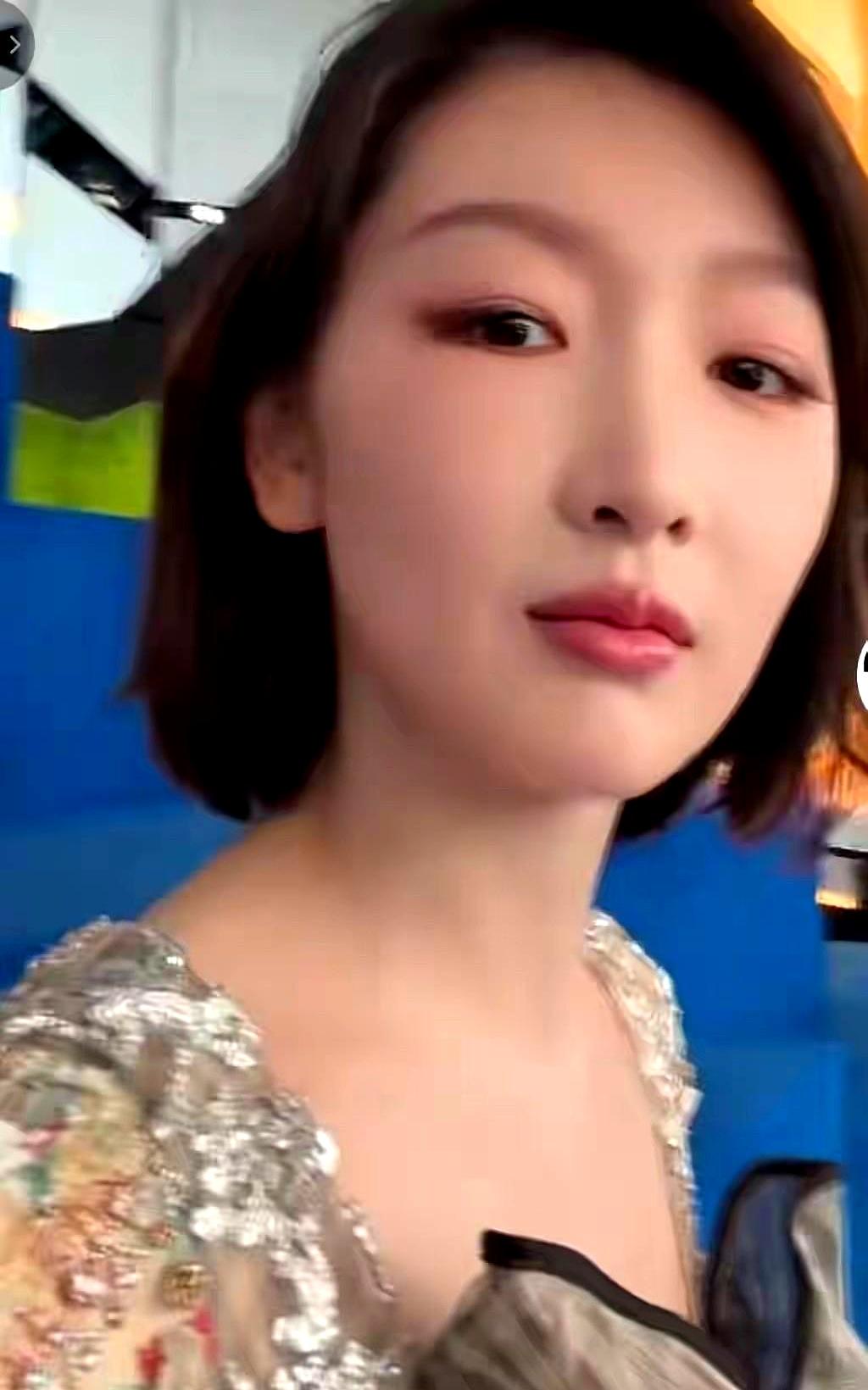 张艺谋当年攥着原生感选出来的静秋，最近红毯生图差点没人认出来。上个月未修图流