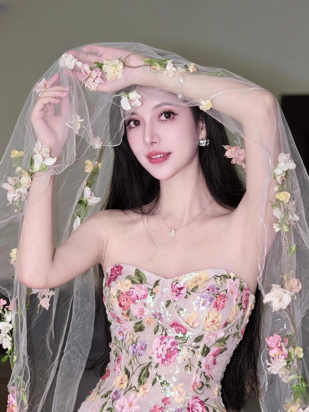 锁骨精致，肌肤白皙，略显异域风情的上海时尚模特小姐姐，小臂肌肉线条如小羊皮的自然