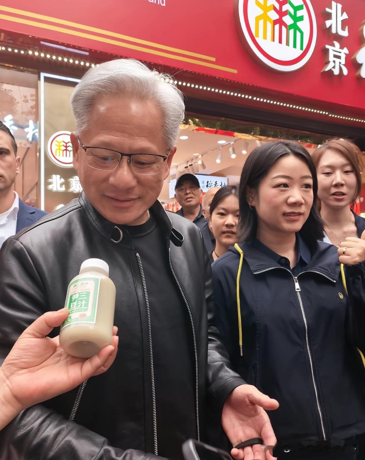 北京豆汁到底是什么种味道呢？黄仁勋在北京南锣鼓巷逛街的时候，也不知道是谁递给黄仁