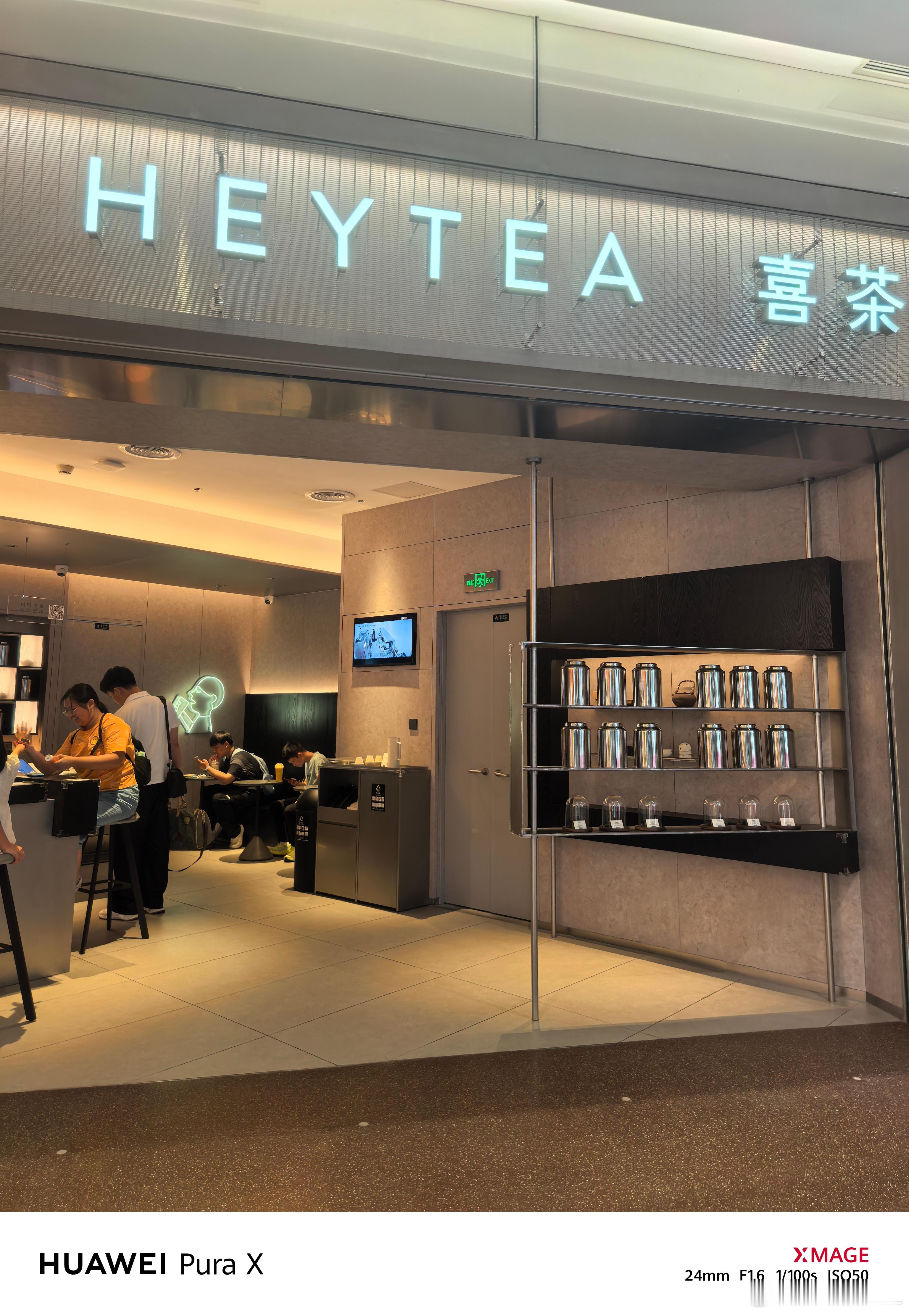 知道我为什么爱在机场喝奶茶吗？机场便利店的水和饮料，面包，饭都好贵，外面的好几倍