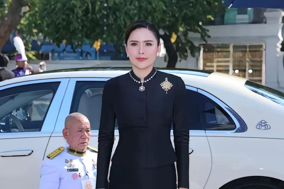 欧拉弄这待遇，还真的堪比当年的诗妮娜了呢？单独活动，独自美丽！佩戴的，可是上