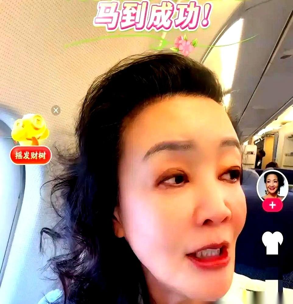 能让离婚四十多年的前夫，陪着自己飞过整个海峡，去看孙媳妇生的娃。这事儿，你品，