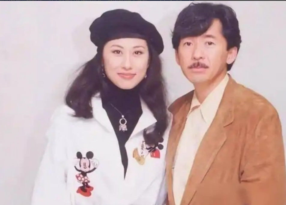 费翔与叶倩文在1982年因爱生情，但两人在一起却遭到费翔母亲的反对。虽然费翔下跪