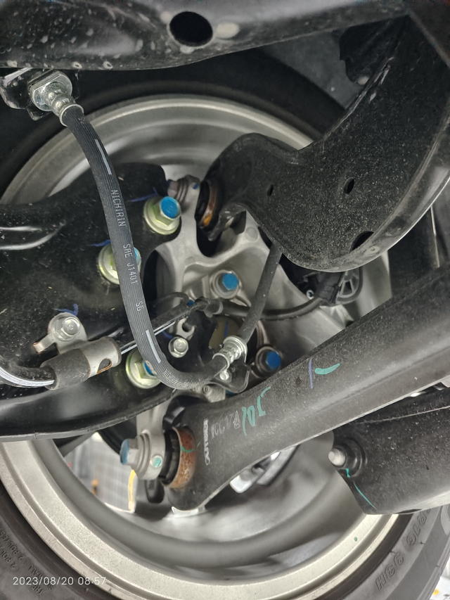 思域生锈及抖动新车到我手里2个月。昨天做的首保，车辆底部生锈整齐划一。二车辆发