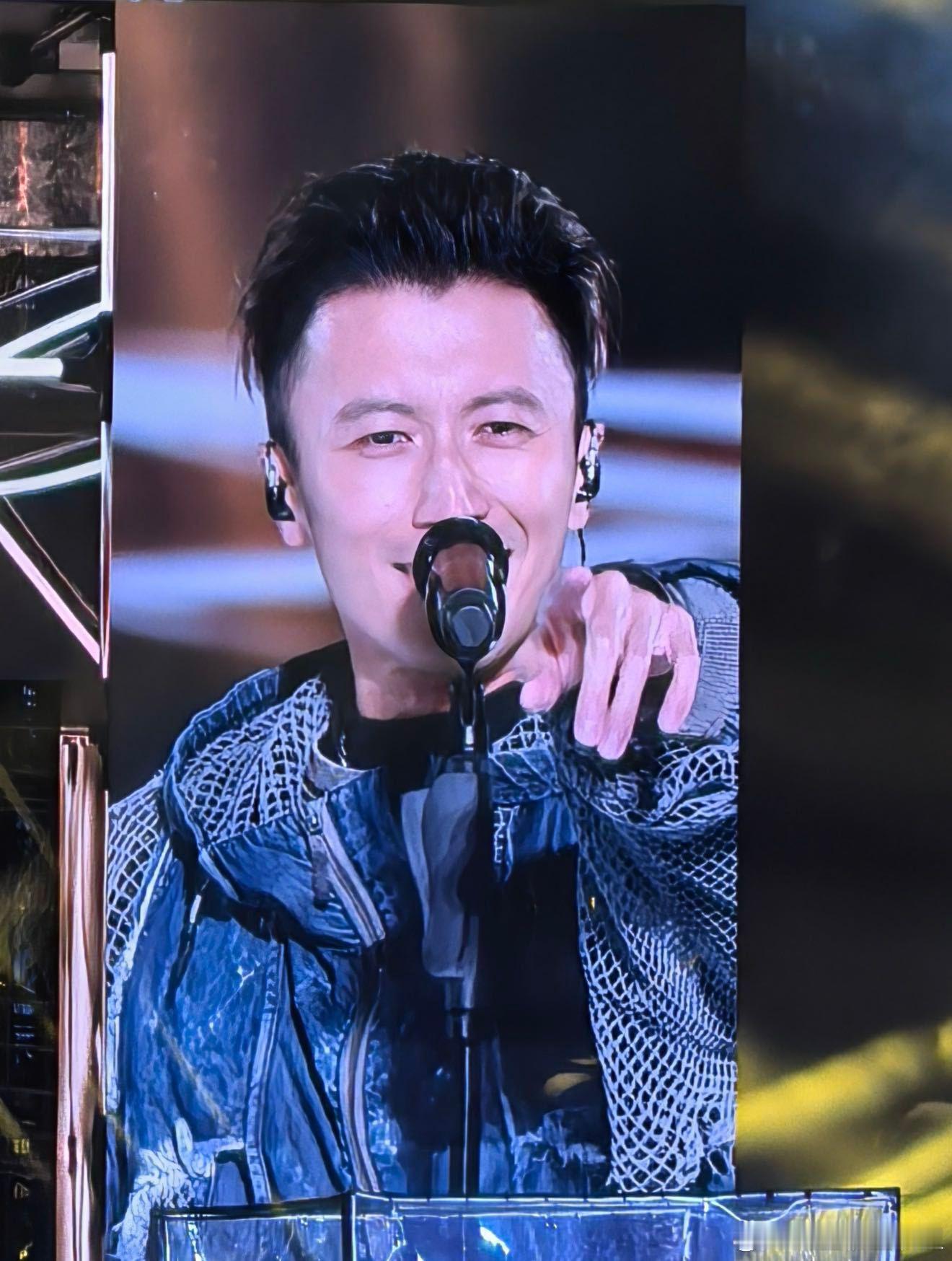 谢霆锋你也想去观众席吗谢霆锋饭撒天才谁懂这种幸福啊！谢霆锋唱到高潮部分直接下台