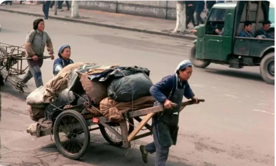 #看看你们的无意间翻到的老照片#1978年，上海街头，一位大妈拉着载满货物的