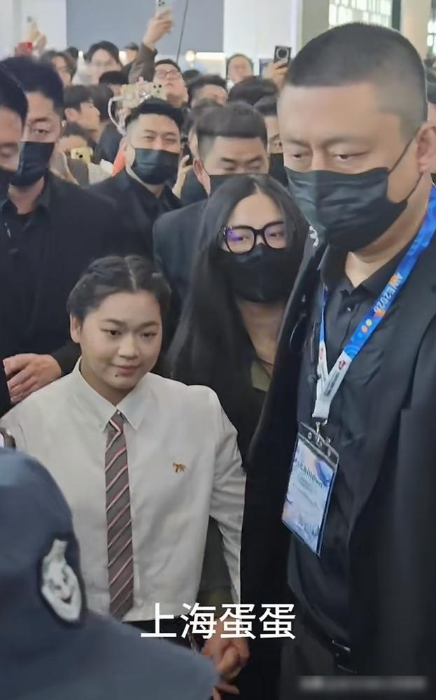 流量明星靠粉丝锁单冲量，全红婵2小时卖空蓝月亮。官宣当日，蓝月亮直播间观看量