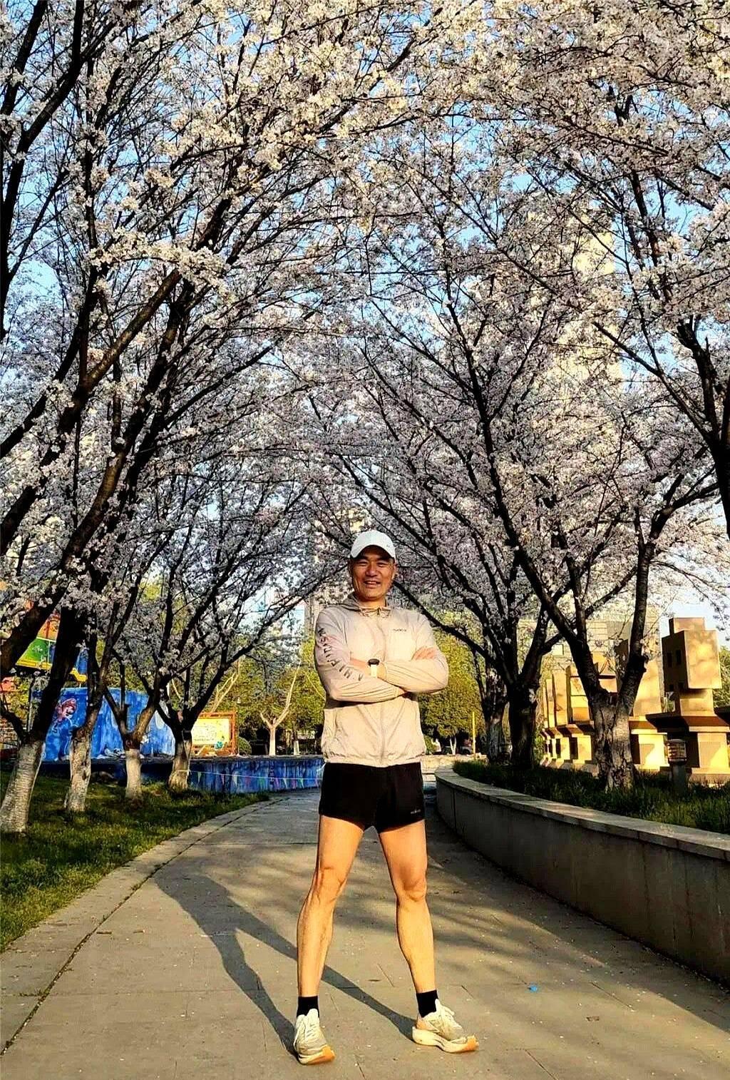 看到郑志军勇救落潭女子的新闻后特意翻了他的社交账号，发现这位大哥有两大稀缺品质：