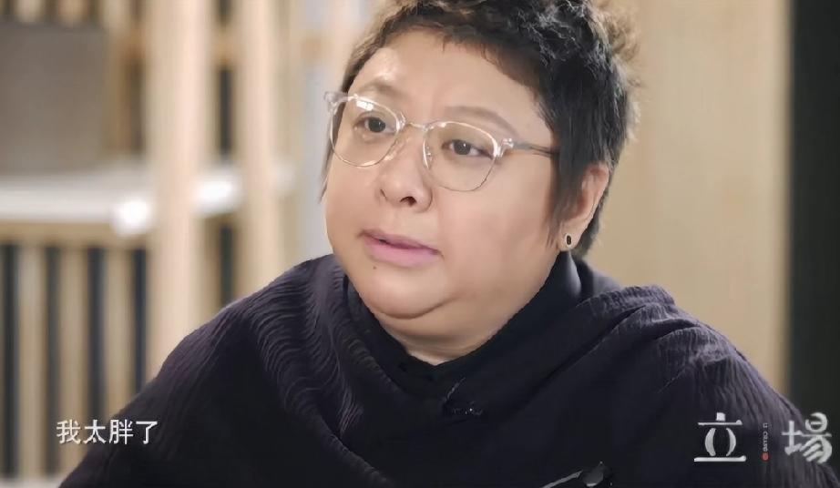 韩红说她太胖上不了战场，但慈善机构可以当军队管易立竞说她是家长式管理，韩红又