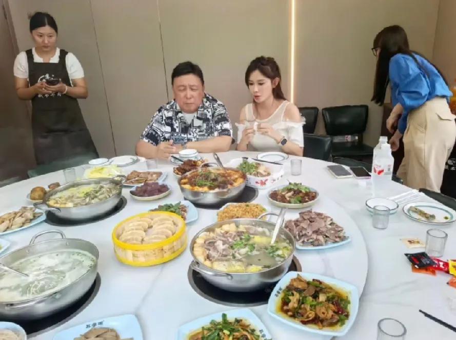王晶带着解斯童，去苏州一家羊肉馆吃饭，二人一起坐主位，而且坐得很近，看起来像师徒