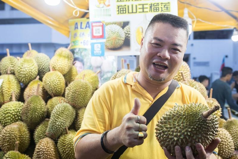 海南封关首日那场面可太壮观了，居民们排着长队买榴莲。12月18日中午，海南自贸港