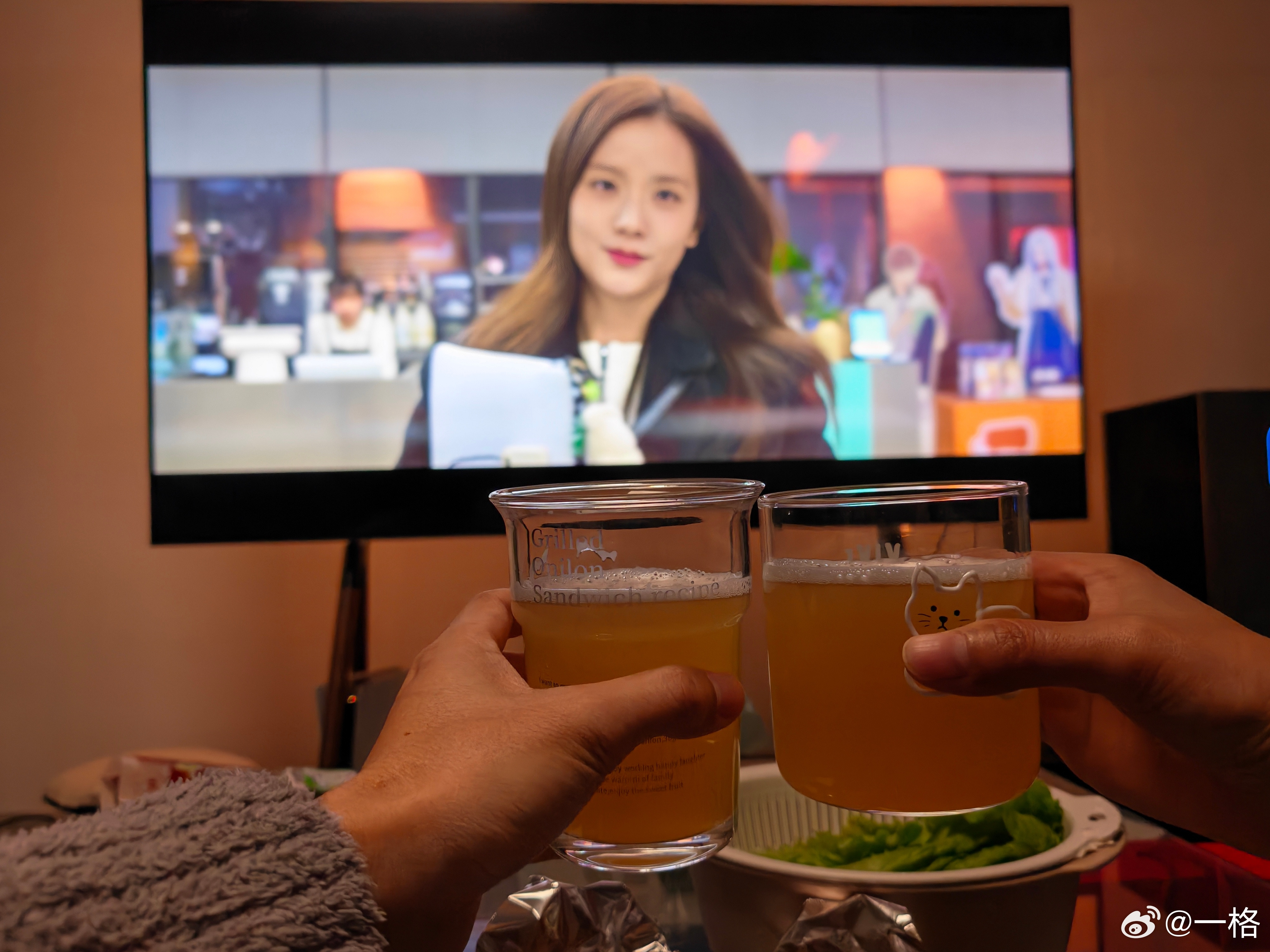晚饭在家烤肉，再来杯啤酒追剧🍺完美～