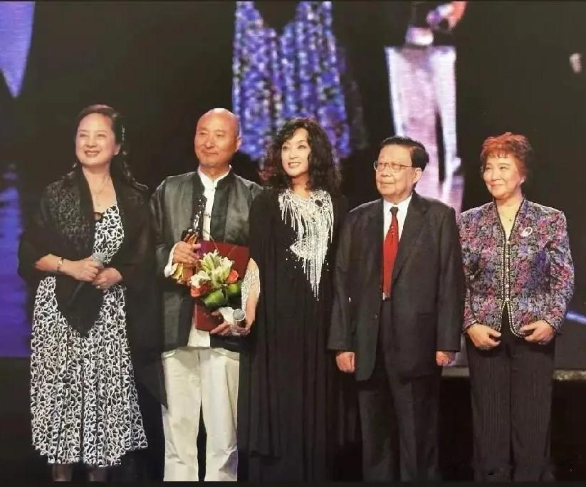 这五位明星艺人，能认识其中一位也不错了吧，我认出了陈佩斯。[烟花][烟花][烟花
