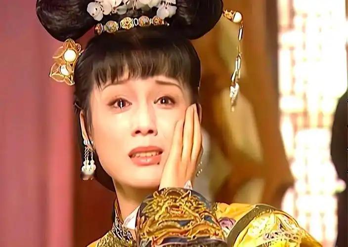她是第一个被册封的宠妃，死后康熙亲自祭奠，雍正却一直抹黑她她是康熙朝第一个被正