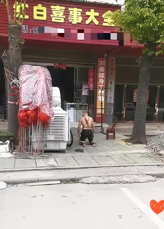 湖北这事儿你听说没？一男的偷偷摸走父母三十多万，转头就挥霍干净，现在没钱了才想起