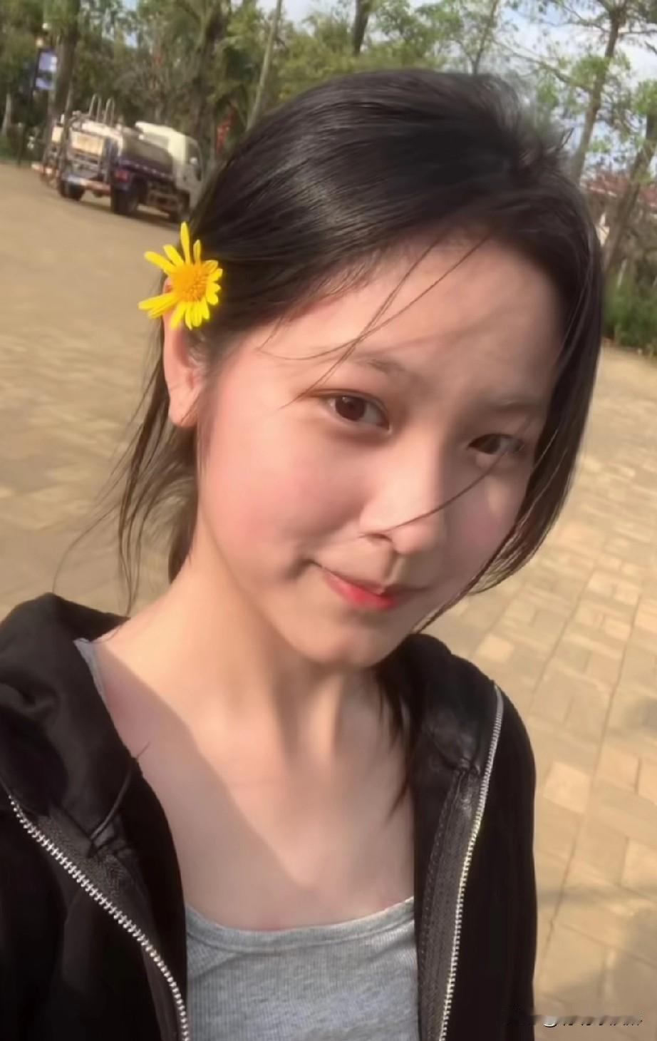 阳光明媚的一天，花海中的少女