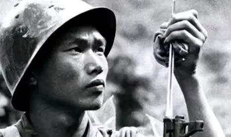 1990年，重庆街头，一个农民被数十个混混围攻却丝毫不惧，反而徒手接住扔来的板