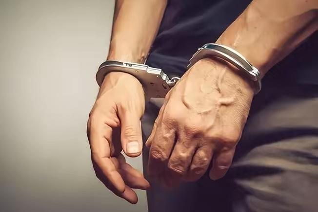 别再盯着外部博弈了！中国当下最棘手的俩难题，全藏在内部：一边是咬碎根基的“内鬼”