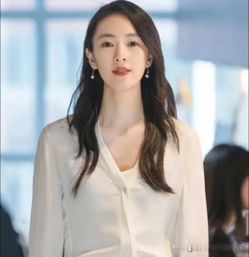 好奇心作祟！查了一下童谣的老公。不查不知道，一查很意外。童谣的老公竟然是王