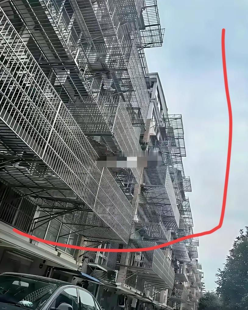 这是将人性的贪婪演绎得淋漓尽致呀！哪是什么装防盗网，分明是给自己凭空拓展出一室